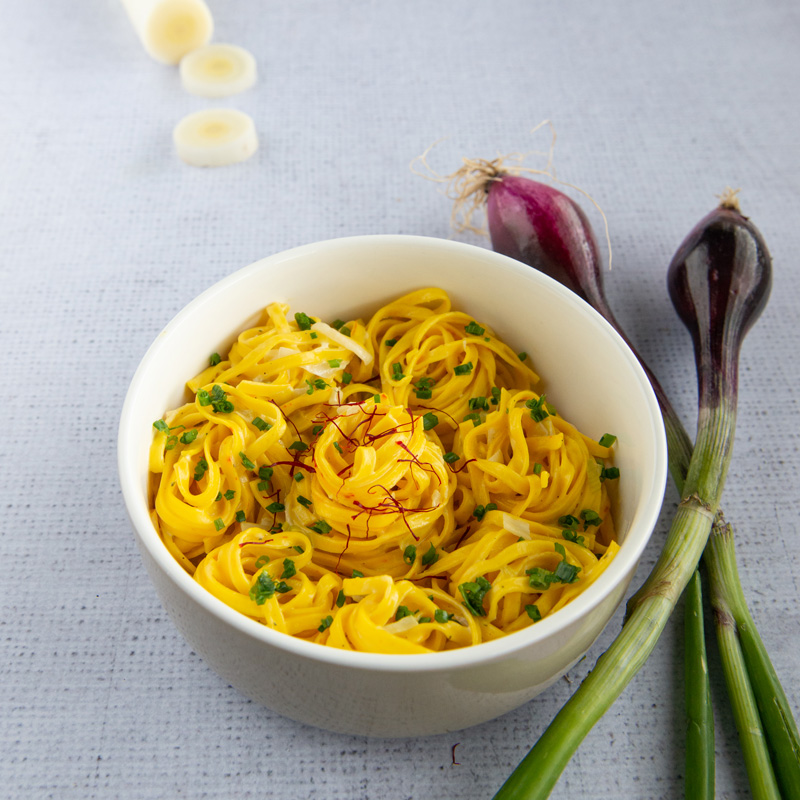 Kernser Safran Tagliatelline mit Frühlingszwiebeln und Lauch