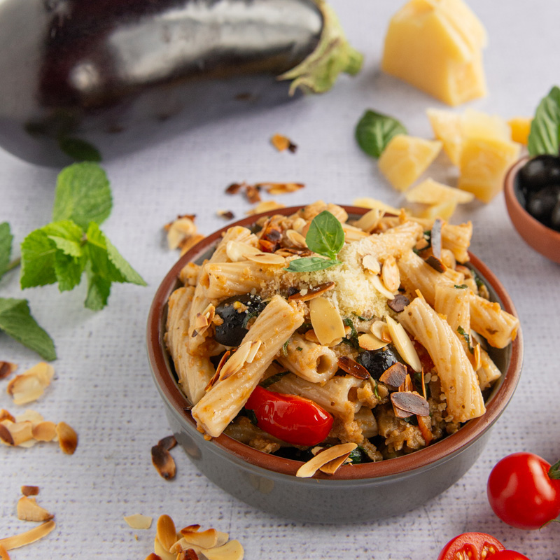 Kernser UrDinkel Maccheroni mit Auberginencreme und Cherrytomaten